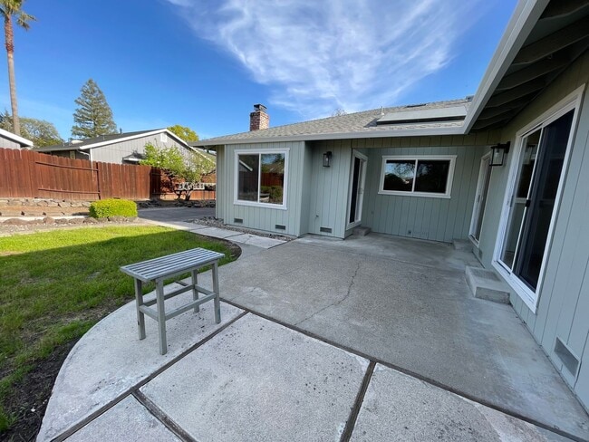 Building Photo - Spacious three bedroom home in desirable Windsor neighborhood!