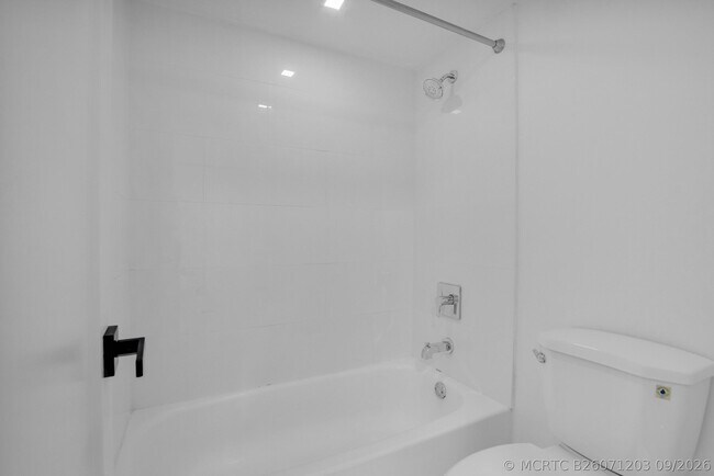 Building Photo - 3701 N Country Club Dr