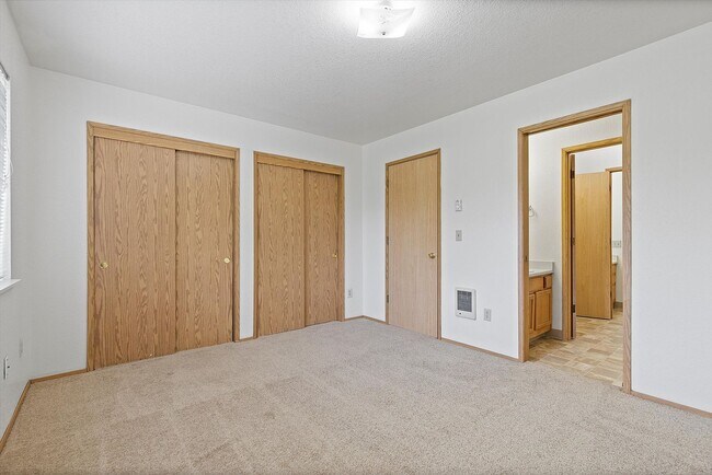 Building Photo - 2 Bedroom Townhouse
