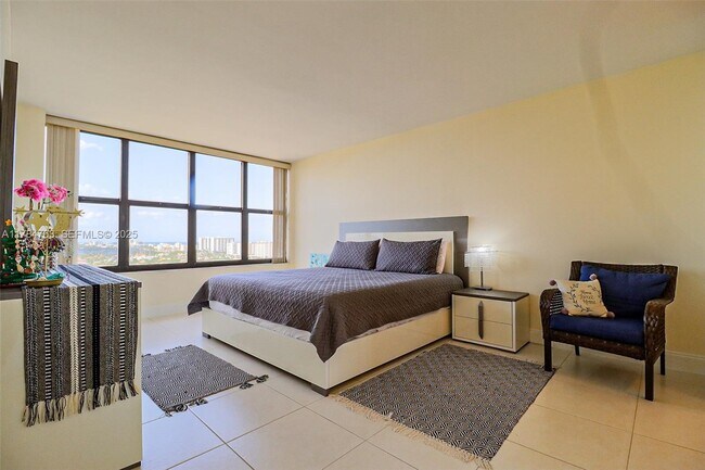 Building Photo - 2500 Parkview Dr