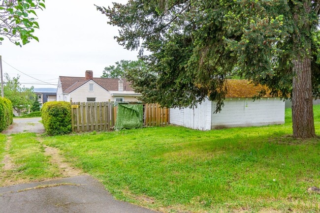 Building Photo - Charming 3-Bedroom Home Near Downtown Oak Harbor –Pet Friendly home.