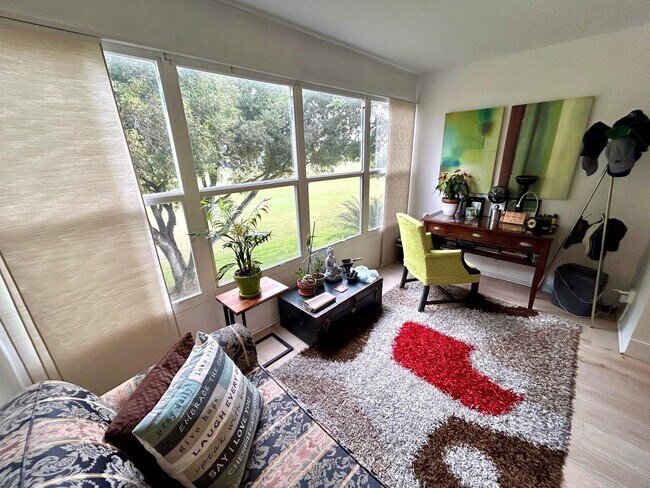 Building Photo - 1050 Country Club Dr