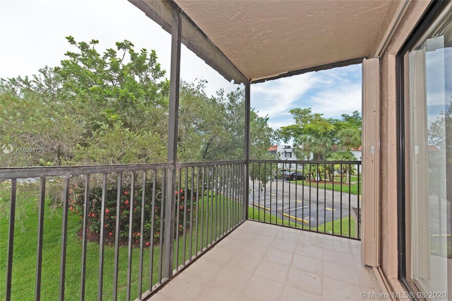 Building Photo - 320 Racquet Club Rd