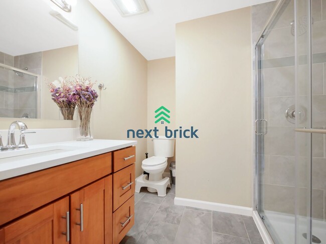 Building Photo - 3 bed + den and 3 Baths Private Single-fam...