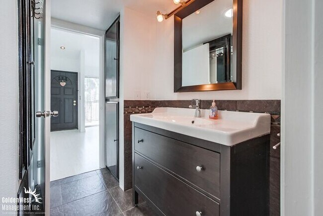 Building Photo - Stylish Top-Floor 1Bdm 1Ba Condo in the No...