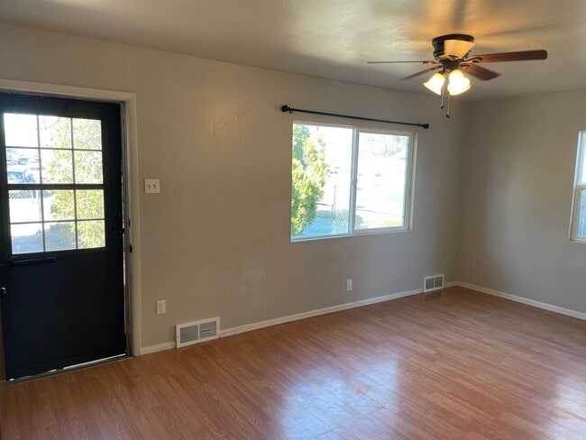 Building Photo - Adorable 2 Bedroom, 1 Bathroom Home with H...