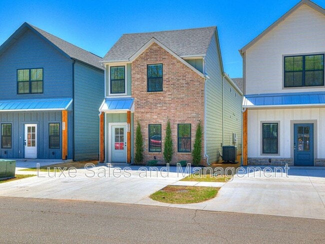 Building Photo - 612 W 2nd St