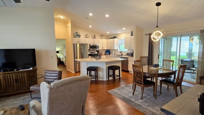 Building Photo - M971 Kingmont (VNSW-18/10)