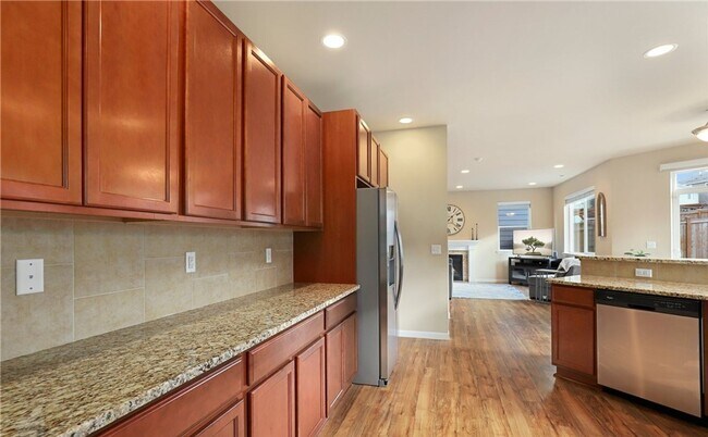 Building Photo - Beautiful large 4 bedroom home in the High...