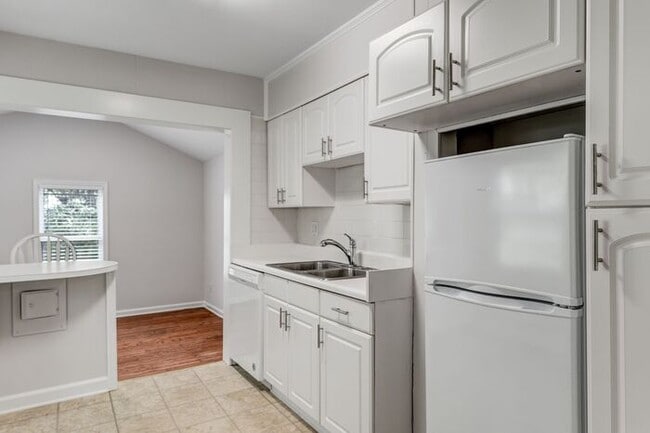 Building Photo - 2 Bed, 2 Bath in the Garden Homes neighborhood of Greensboro!