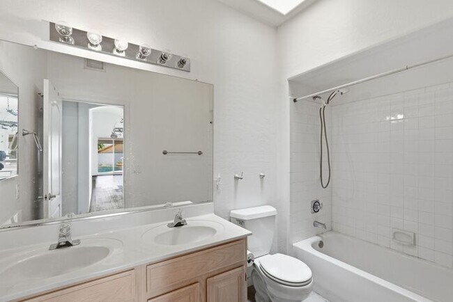 Building Photo - 4 Bed 2 Bath House with a pool!