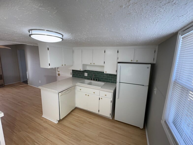 Building Photo - 403 E Saratoga St