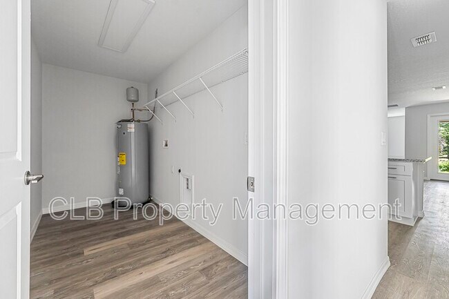 Building Photo - 43 Pony Express Dr