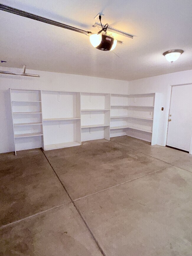 Building Photo - 8010 N Siskiyou Dr