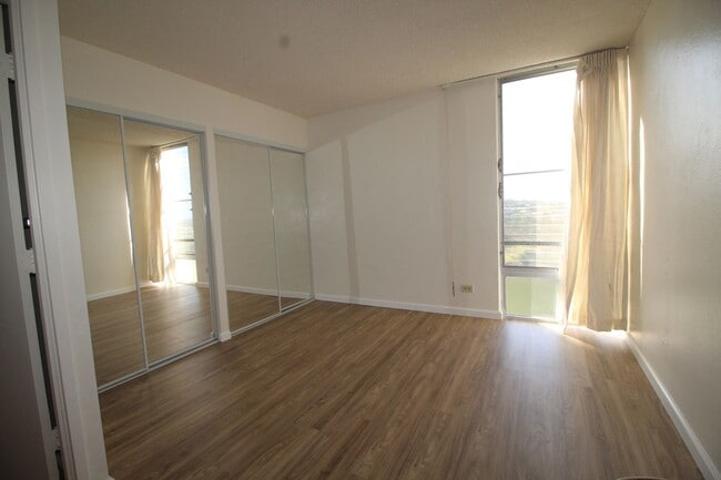 Building Photo - High 2 bedroom with sweeping views!