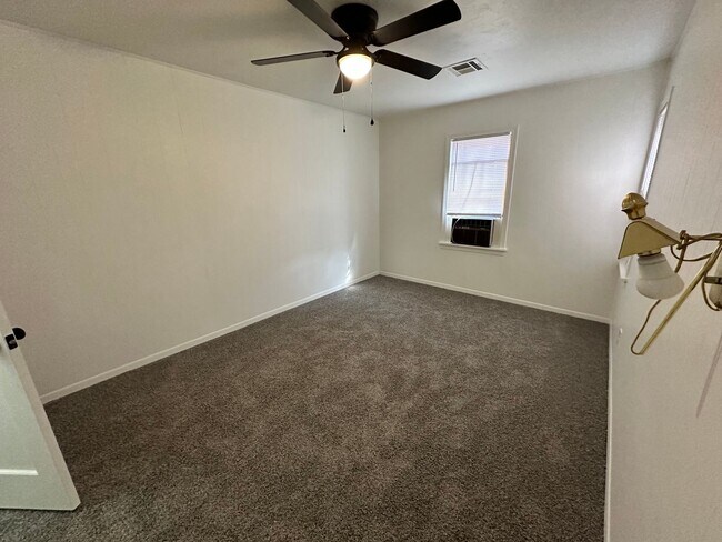 Building Photo - 3 Bed 2.5 bath house in OKC