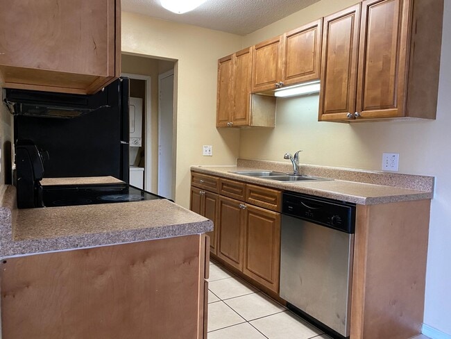 Building Photo - 2 Bed 1 Bath Condo | Pet Friendly | Washer...