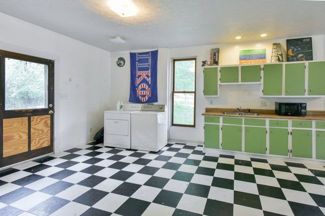 Building Photo - 1022 W 7th St