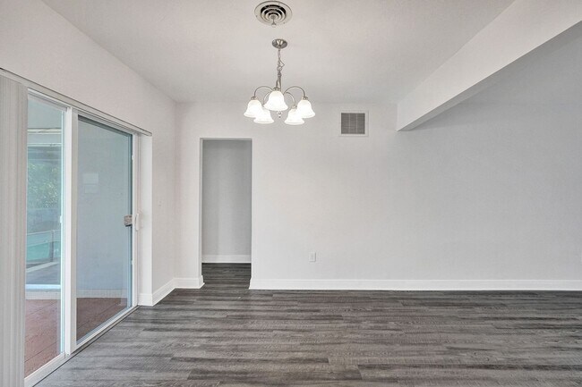 Building Photo - Beautiful 3 bedroom 2 bath Home in Miramar...