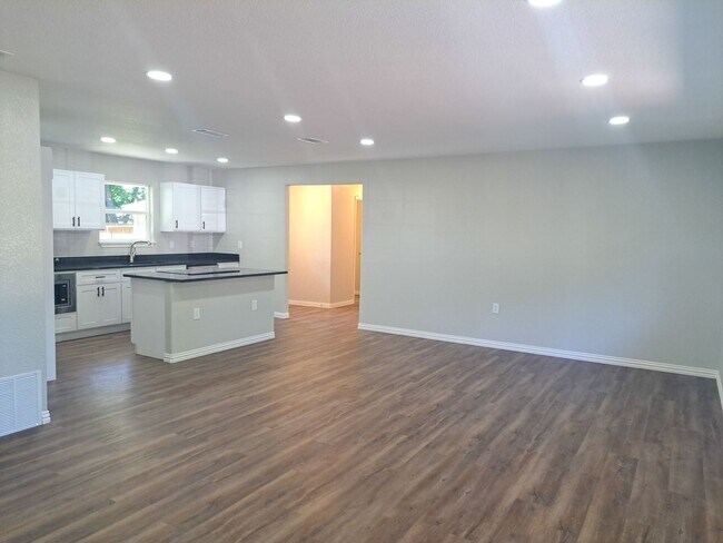 Building Photo - 5 bedroom / 2 bath