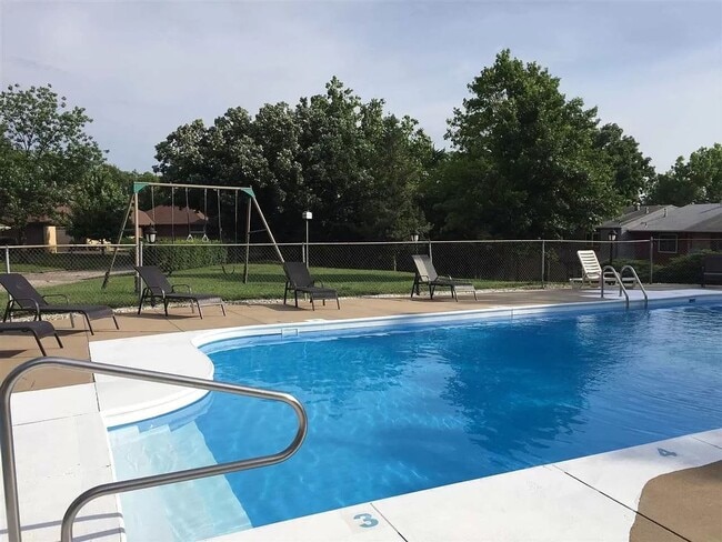 Building Photo - 340 Twykingham Pl