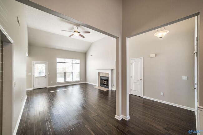 Building Photo - 129 High Noon Ln