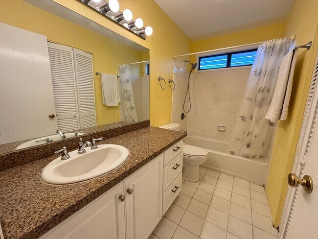 Building Photo - 2 Bedroom 1.5 Bathroom 2 Parkings at Nuuanu Streamside Spacious Ground Floor Unit Available Now!