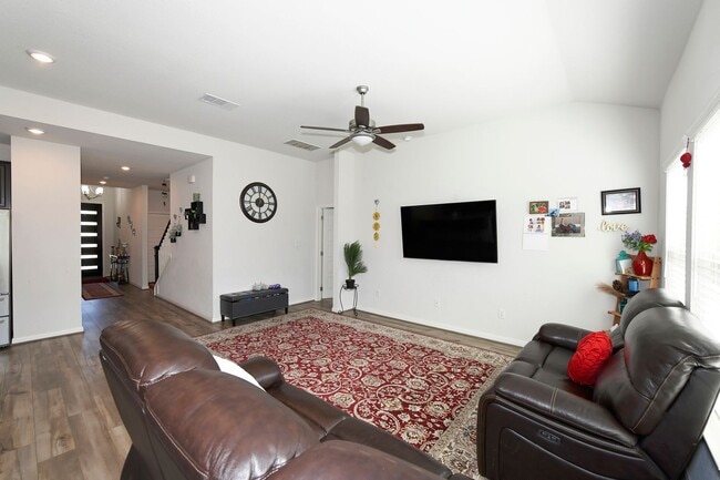 Building Photo - Nestled in the highly sought-after Scenic ...