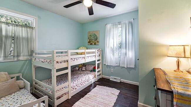 Building Photo - 405 NE Richardson Pl