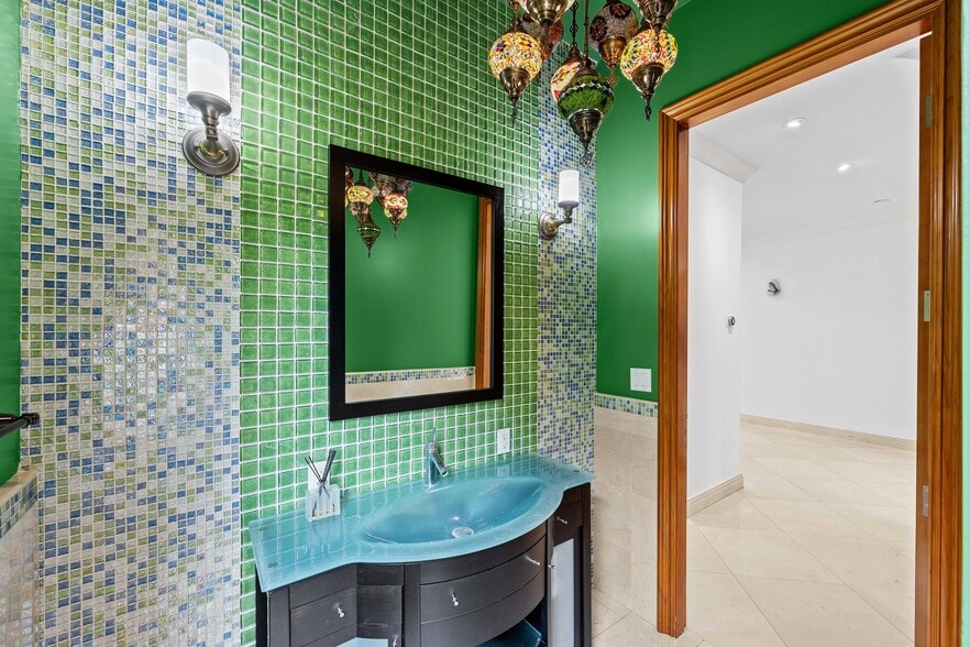 Building Photo - 9033 Cresta Dr