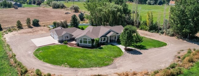 Building Photo - Country Living at it's Best!  Beyond Spaci...