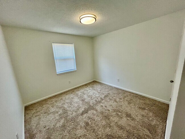 Building Photo - 2 Bedroom in Danville!