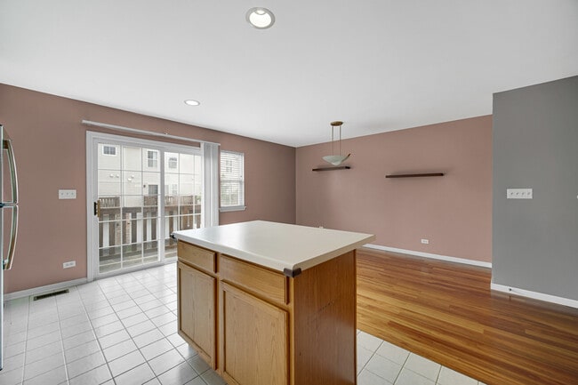 Building Photo - 62 E Clare Ct