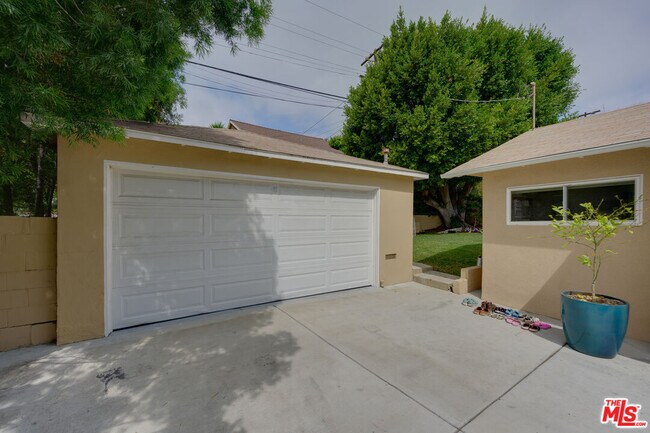 Building Photo - 2241 S Beverly Dr