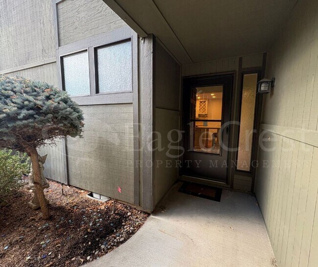 Building Photo - *2nd Month Rent Free* 3 Bedroom Townhome Near Country Club Golf Course