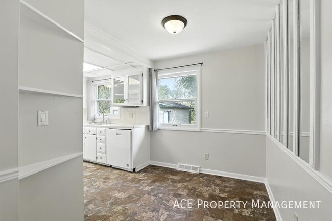 Building Photo - 4586 Wentworth Dr