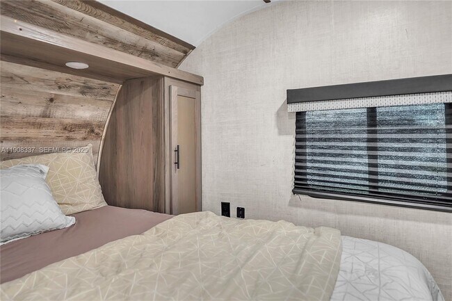 Building Photo - 6036 Polk St