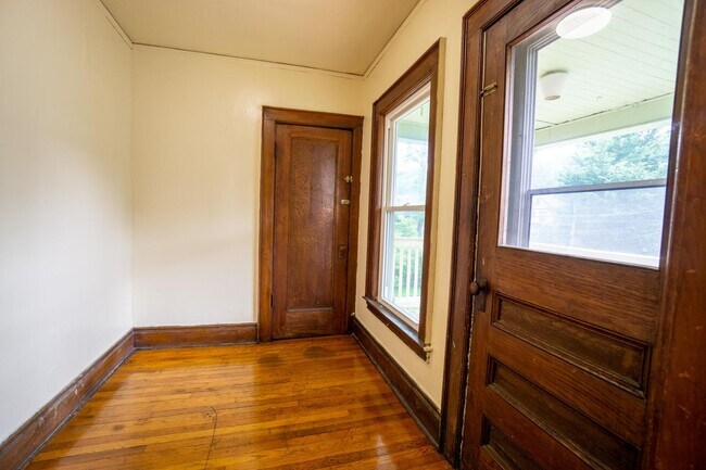 Building Photo - Spacious 3 Bedroom With Beautiful Front Po...