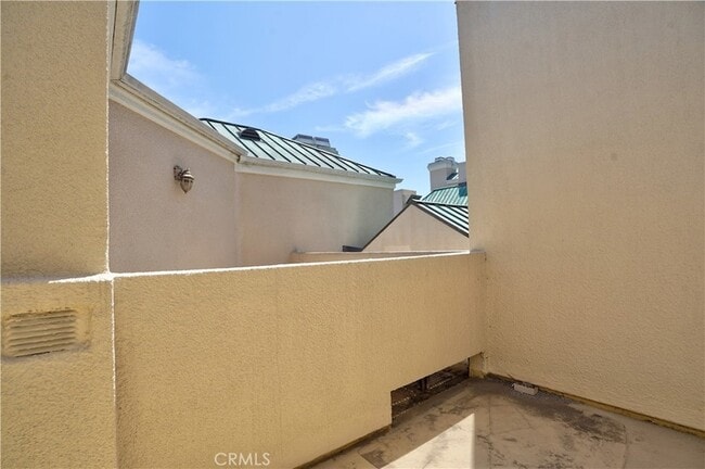 Building Photo - 930 N Doheny Dr