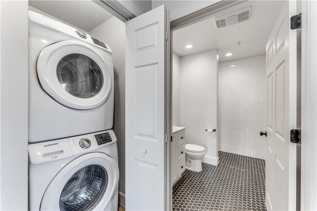 Building Photo - 1723 N Chestnut Ave