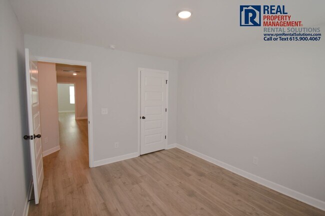 Building Photo - Beautiful, modern 4 bdrm home with attache...