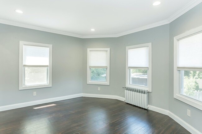 Building Photo - 10 Dosoris Way