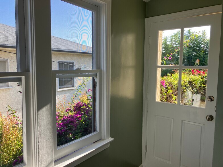 Building Photo - 834 12th St