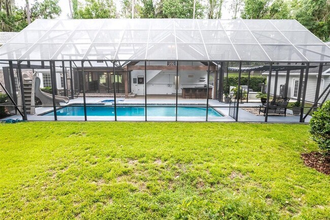 Building Photo - 2506 SW 9th Dr