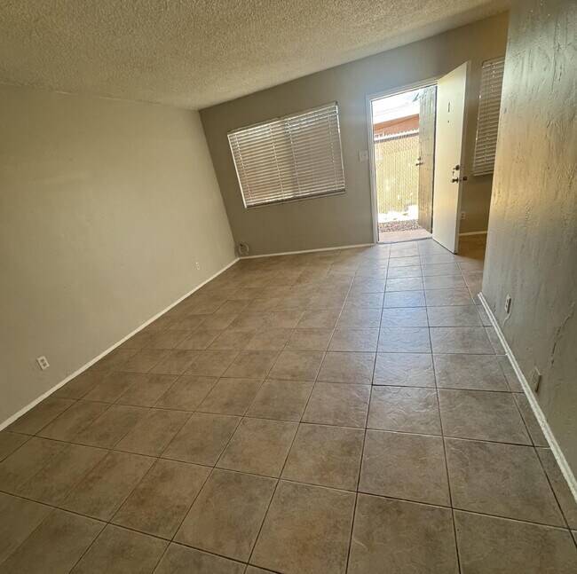 Building Photo - Fresh, Comfortable & Easy to Show!