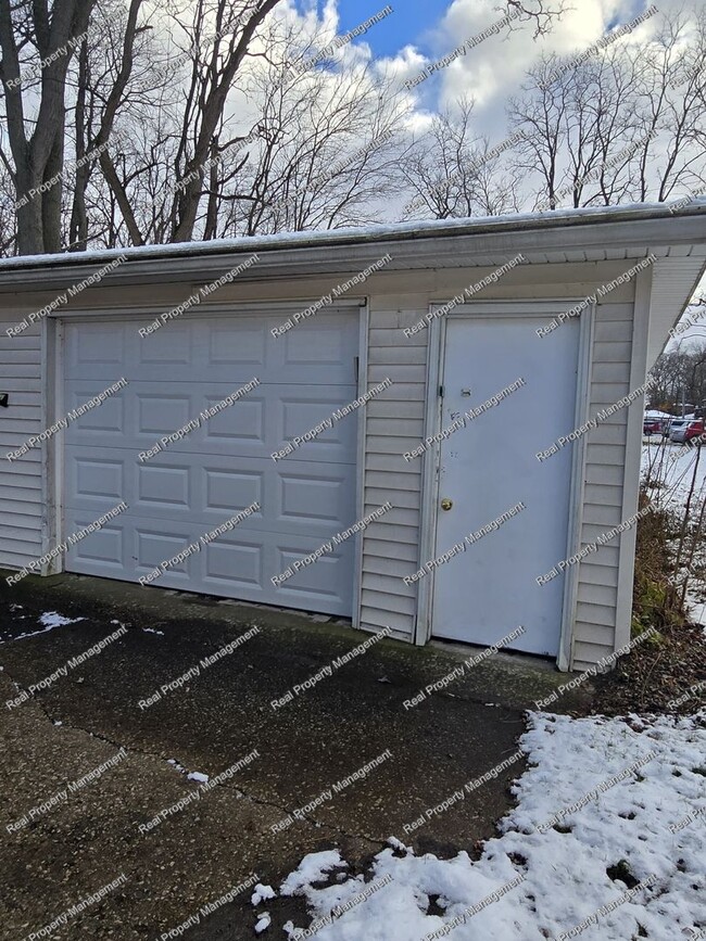 Building Photo - Two Bedroom Apartment W/ Garage