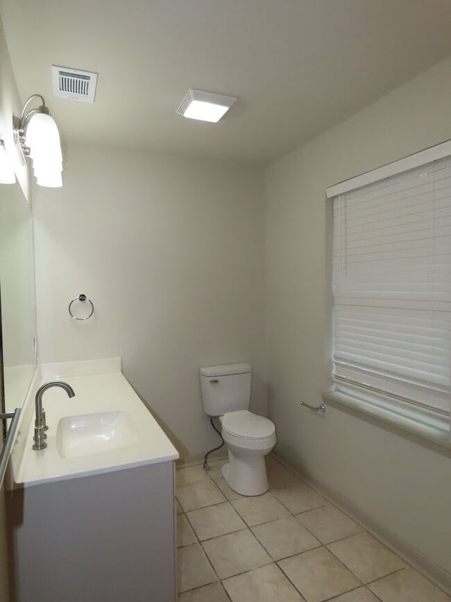Building Photo - Updated 5 bedroom, 3 bathroom home in Tyle...
