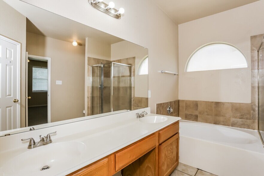 Building Photo - 2713 Meadowview Dr