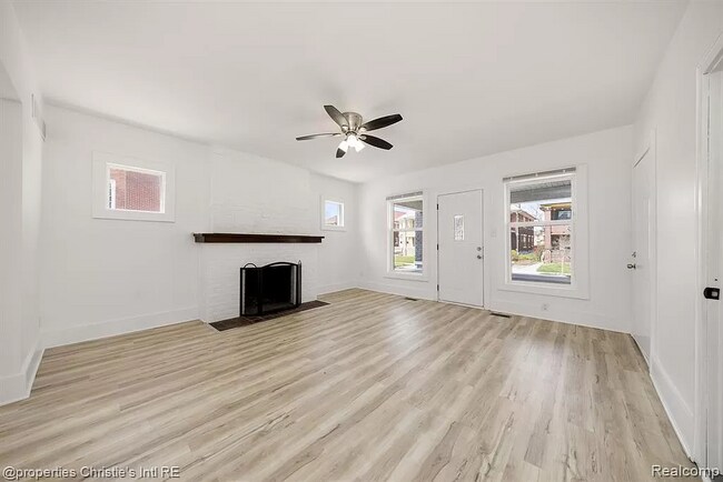 Spacios layout. High end finish - 1975 Gladstone St