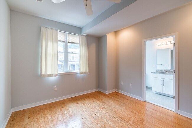 Building Photo - Five Bed Manayunk Apartment